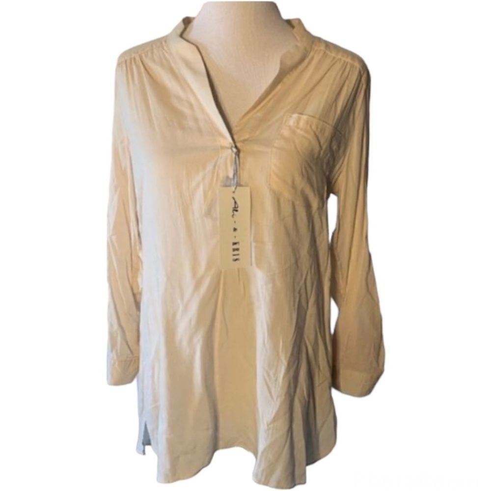 🆕 Ali & Kris Roll Up Sleeve Top - size M
